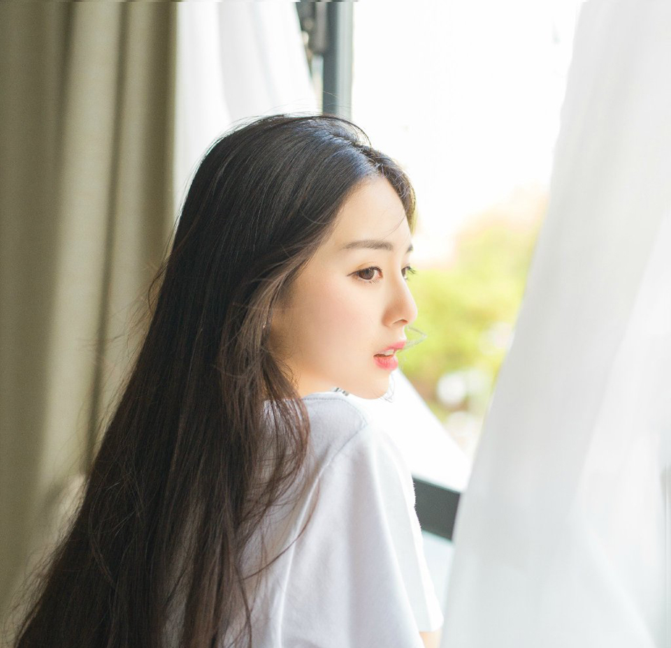 友谊是美酒，年份越久越醇香浓厚；友谊是焰火，在高处绽放才愈是美丽；友谊是鲜花，送之于人手有余香。
